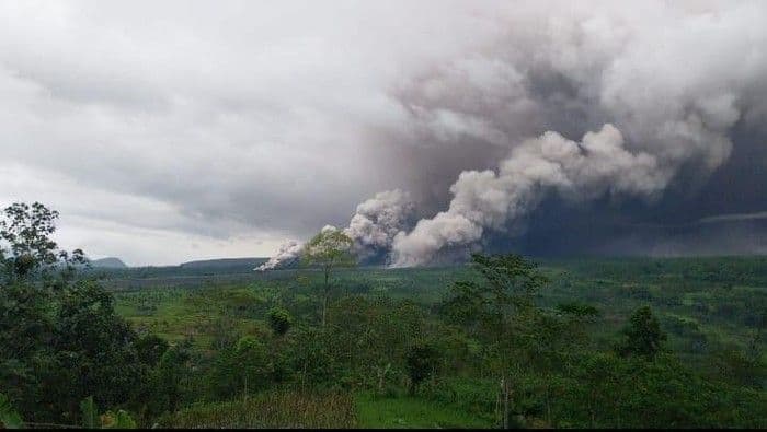 Semeru Erupsi di Ranu Kumbolo, Puluhan Pendaki Terjebak