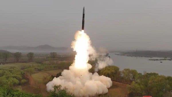 Korea Utara Tembakkan 10 Rudal Balistik ke Laut Jepang