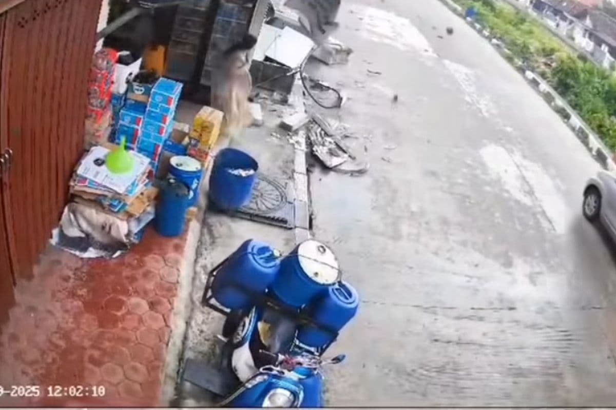 Kecelakaan di Sidoarjo: Mobil Tabrak Pengendara Motor di Pom Mini, Satu Orang Luka