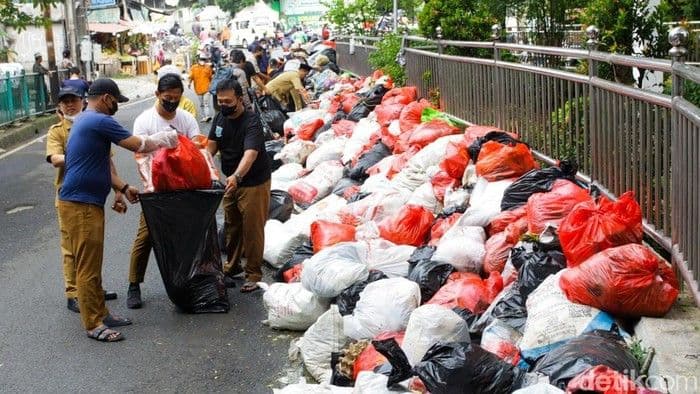 Sampah Berserak di Pinggir Jalan Tangsel, Warga Keluhkan Bau dan Ganggu Pengguna Jalan
